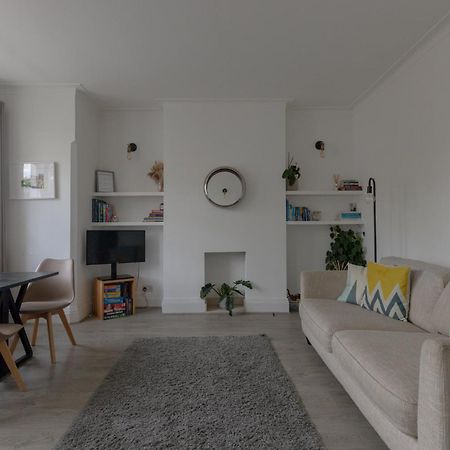 Bright And Stylish 2 Bedroom First Floor Flat Londres Exterior foto