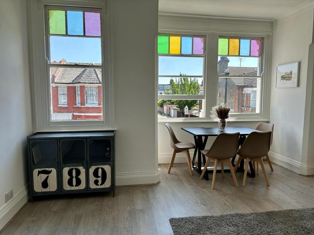 Bright And Stylish 2 Bedroom First Floor Flat Londres Exterior foto