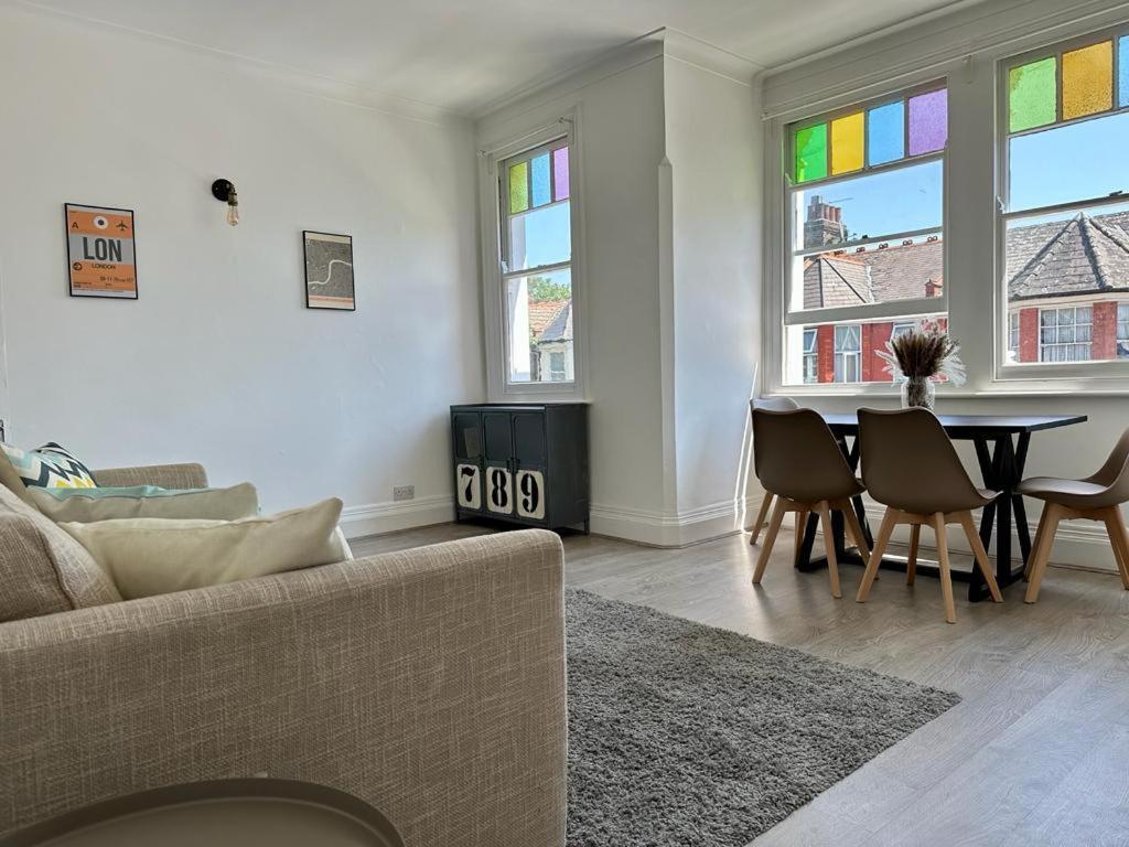 Bright And Stylish 2 Bedroom First Floor Flat Londres Exterior foto