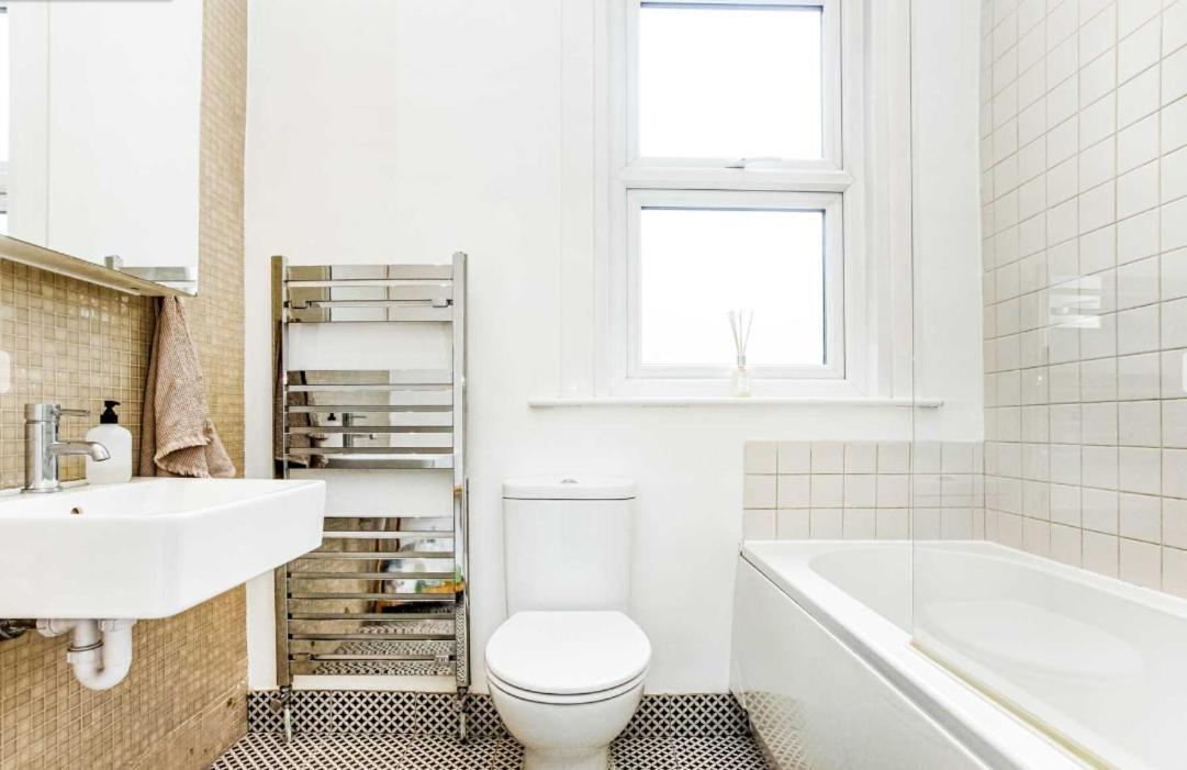 Bright And Stylish 2 Bedroom First Floor Flat Londres Exterior foto